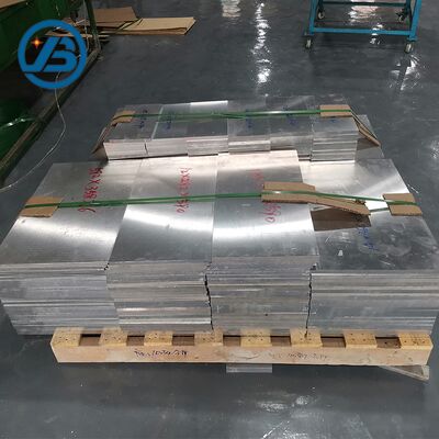 Placa de liga de magnésio com resistência à tração de 120 MPa, expansão térmica de 25 x 10⁻⁶ K e alongamento de 10%, adequada para peças automotivas